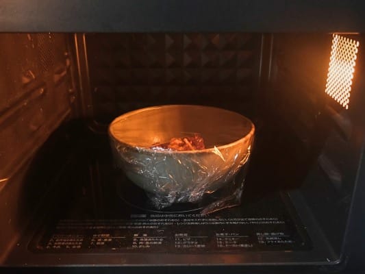 伊藤ハム 旨包ハンバーグを電子レンジで温めている