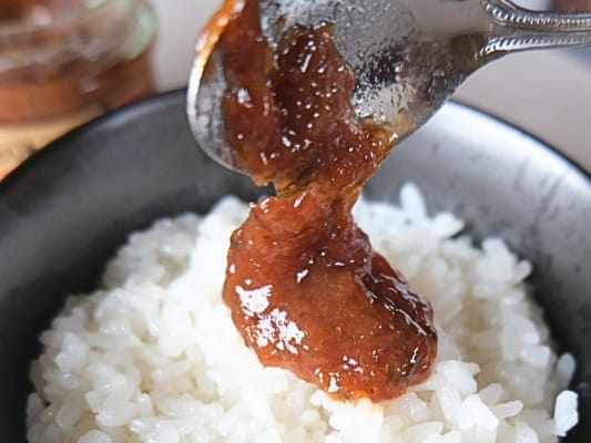 山海ぶしをご飯にのせる様子
