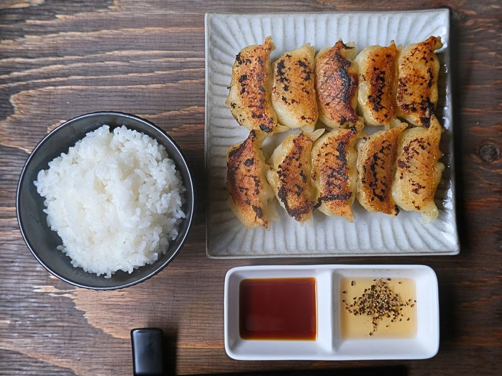 魔法の焼き餃子と醤油・酢胡椒を用意した様子