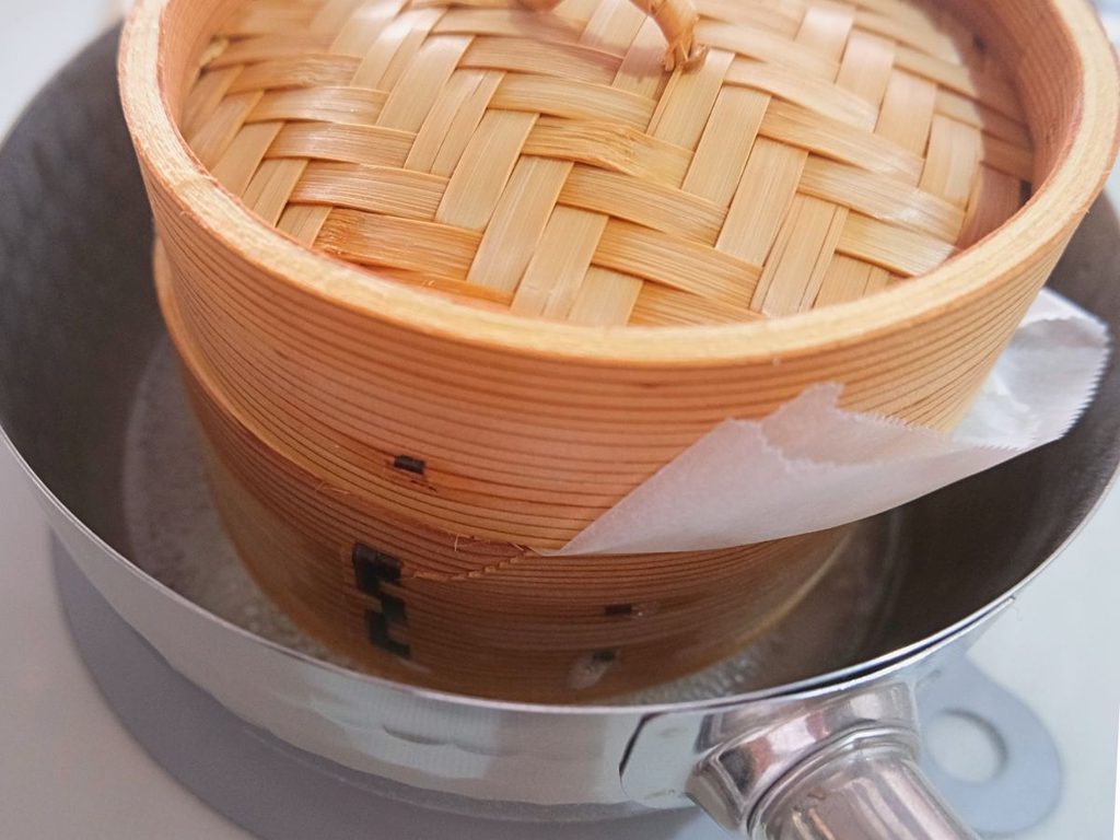 割包をせいろで蒸している様子