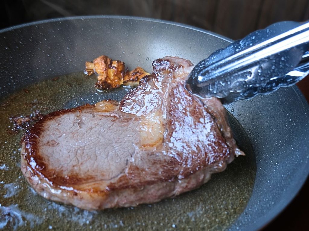30秒ごとに裏返しながらリブロースを焼く様子