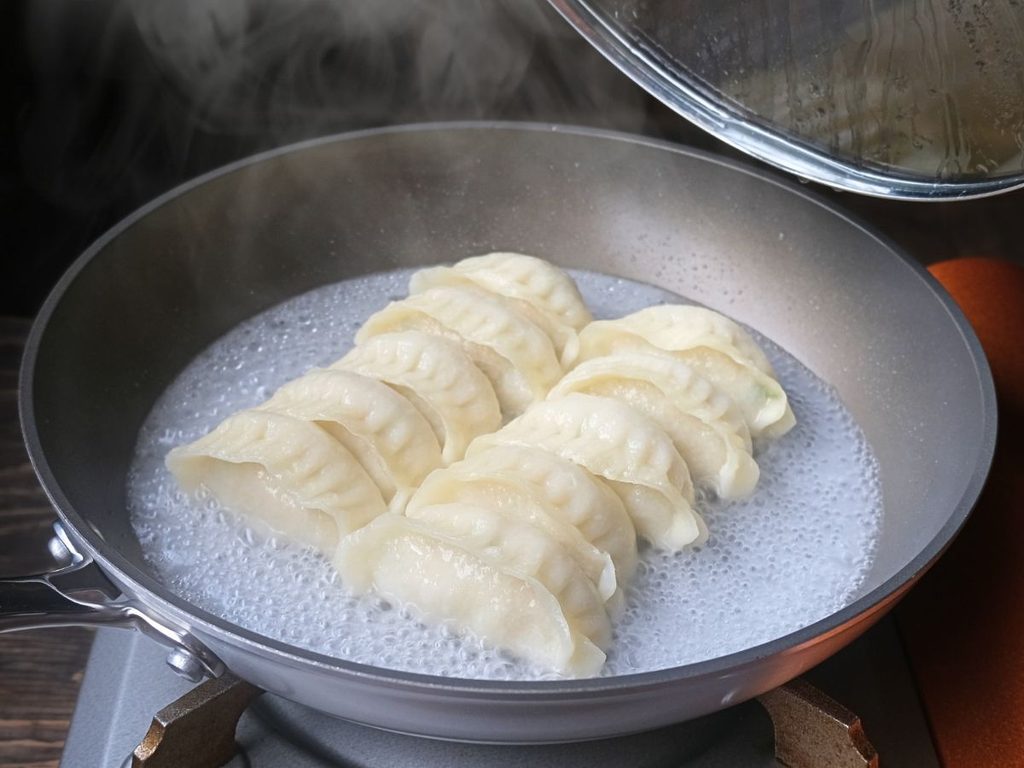 蒸し焼き開始から4分後に魔法の焼き餃子の水分量を確認する様子