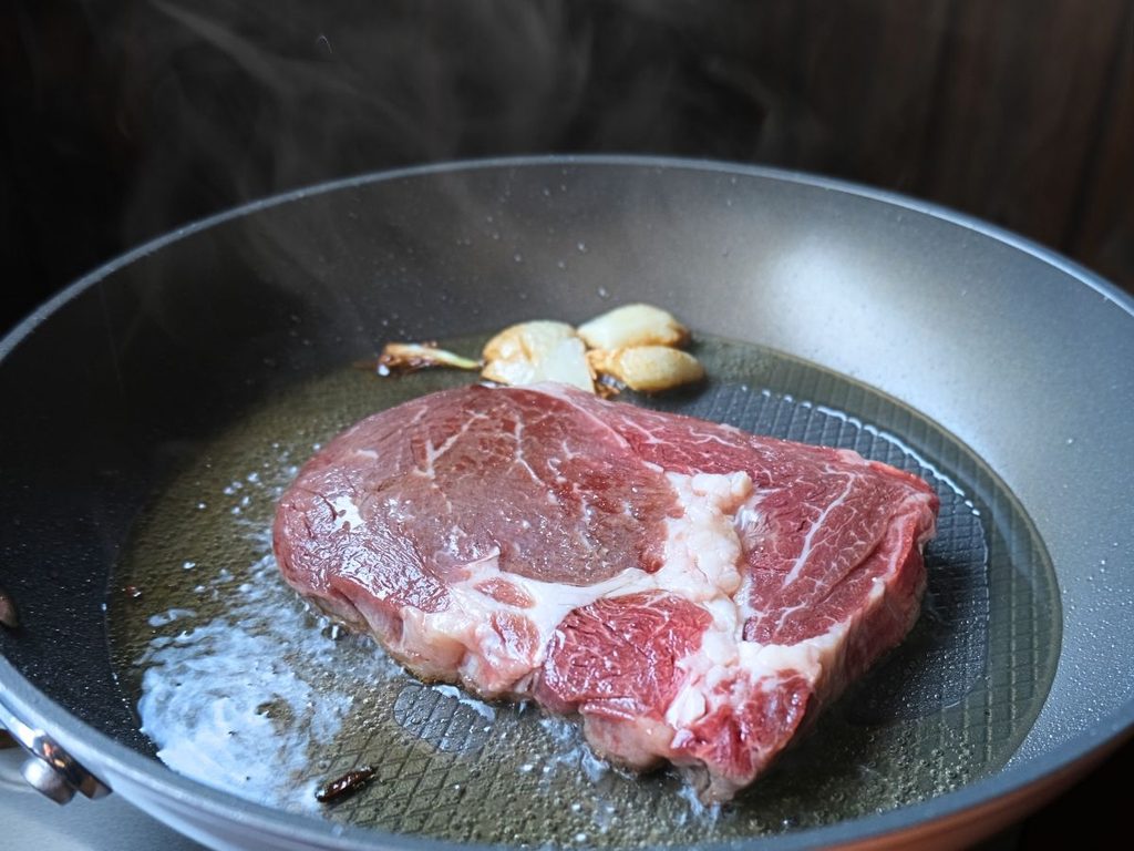アルゼンチン産牛肉リブロースをフライパンで焼く様子