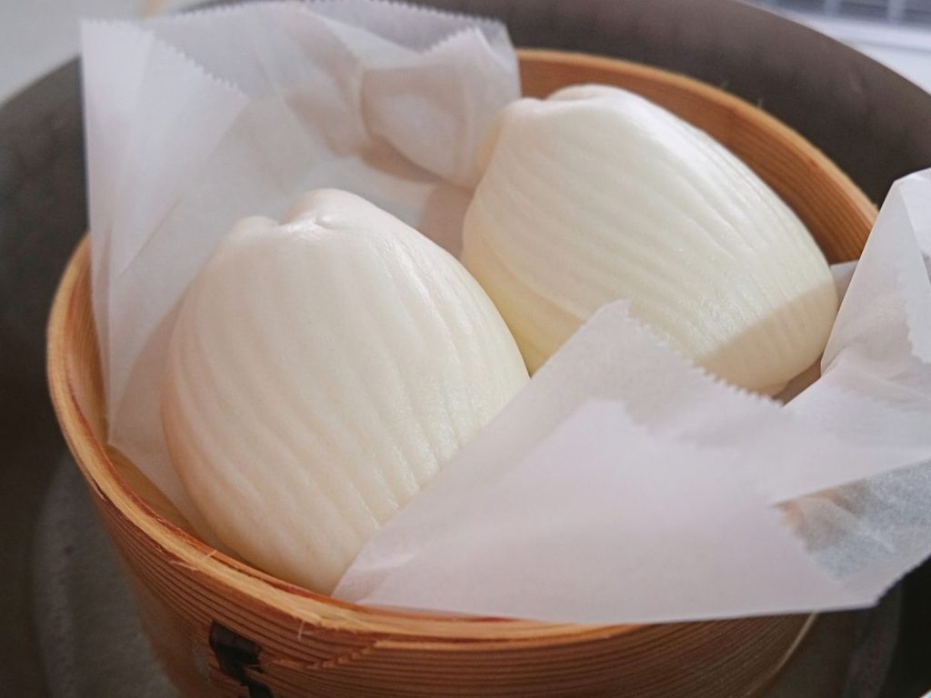 蒸し器で温めた割包