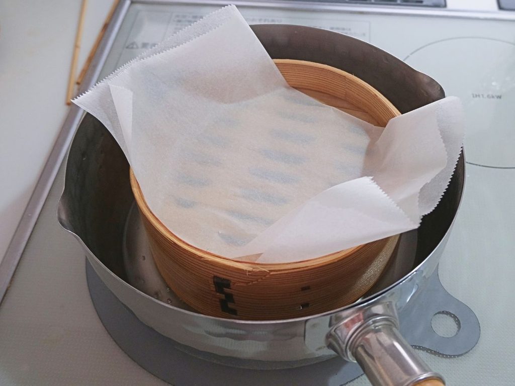 割包を蒸すため、せいろにクッキングシートを敷いた様子