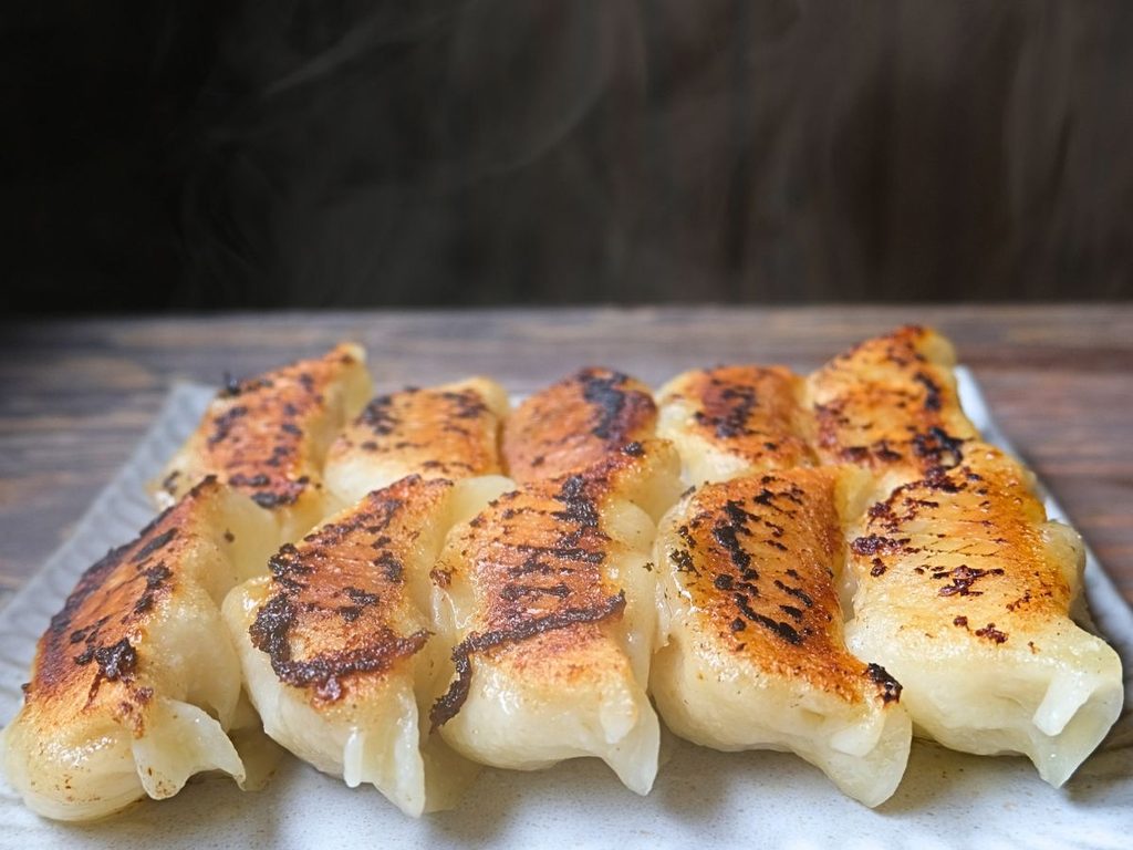 こんがり焼き上がった糀・魔法の焼き餃子