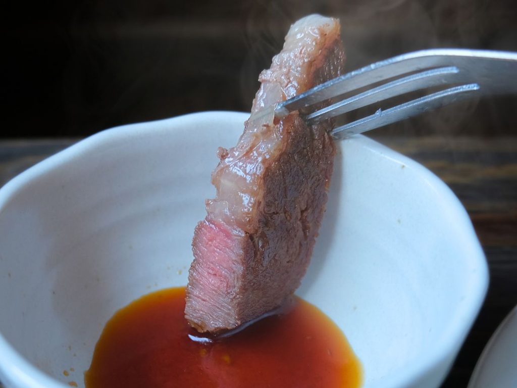 わさび醤油につけて食べるアルゼンチン産牛肉リブロース