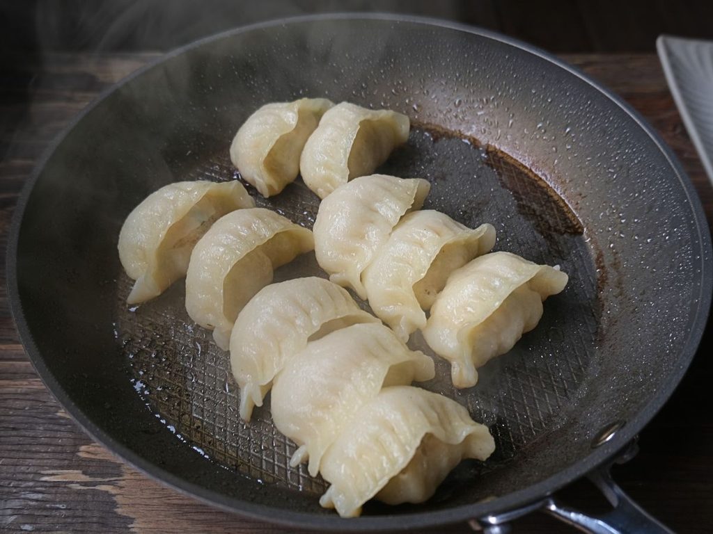 フタを開けて魔法の焼き餃子の焼き上がりを確認する様子