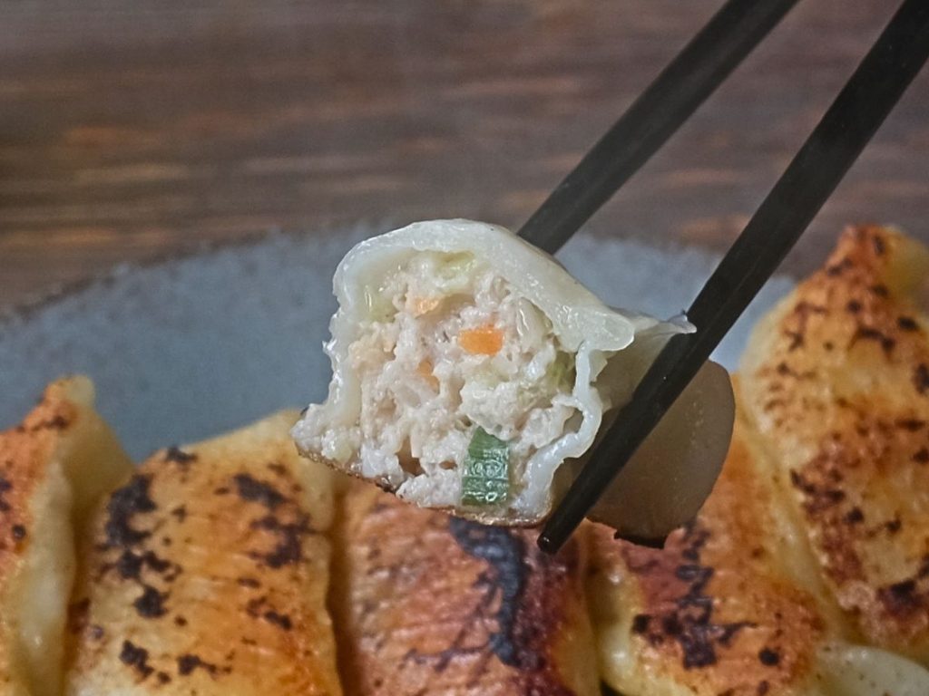 ひと口かじった魔法の焼き餃子 糀タイプの断面