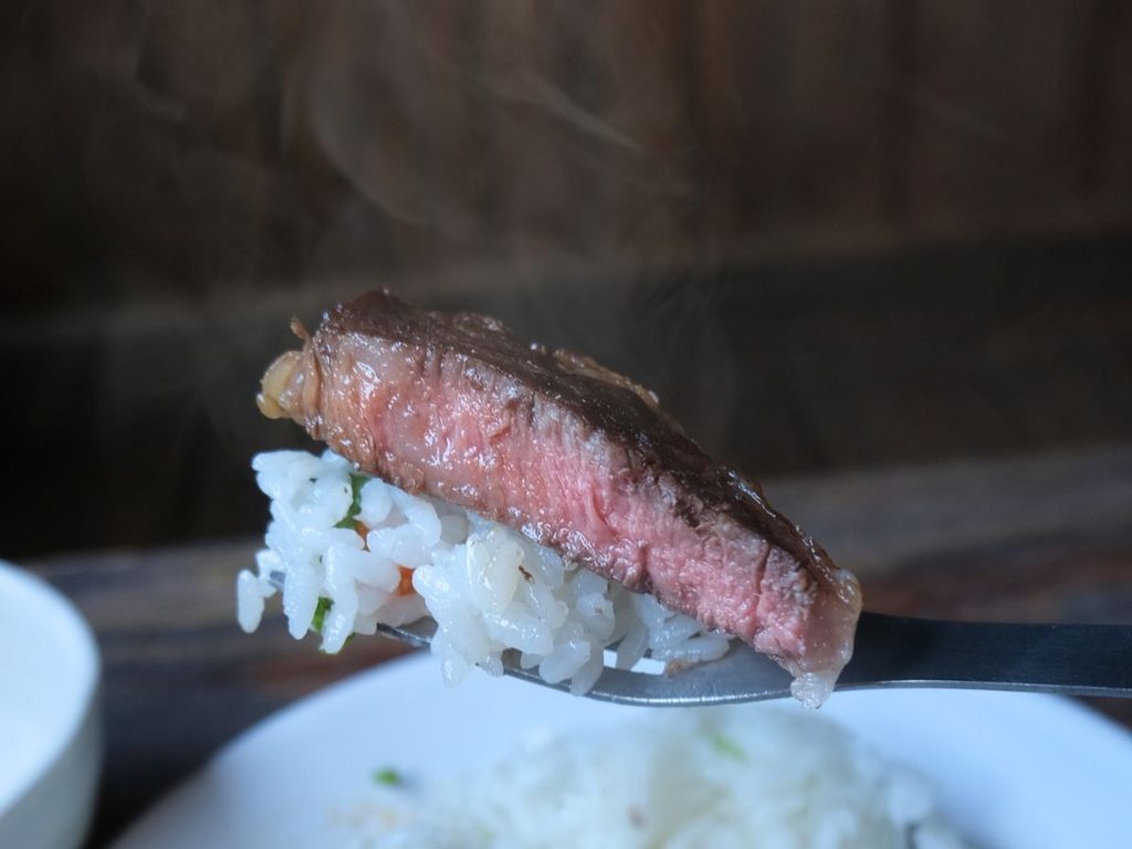 わさび醤油で味わうアルゼンチン産牛肉リブロースとご飯