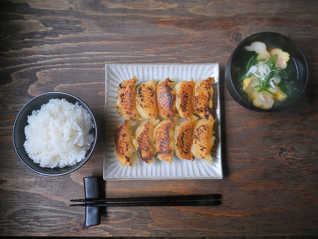 魔法の焼き餃子 糀タイプを実食する食卓