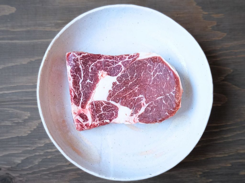 アルゼンチン産牛肉リブロースの赤身と脂身がわかる生肉の状態