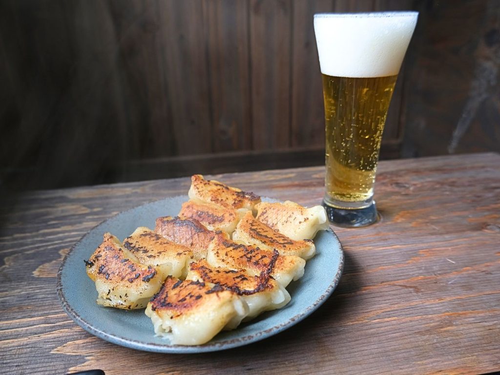 魔法の焼き餃子とビールを合わせた様子
