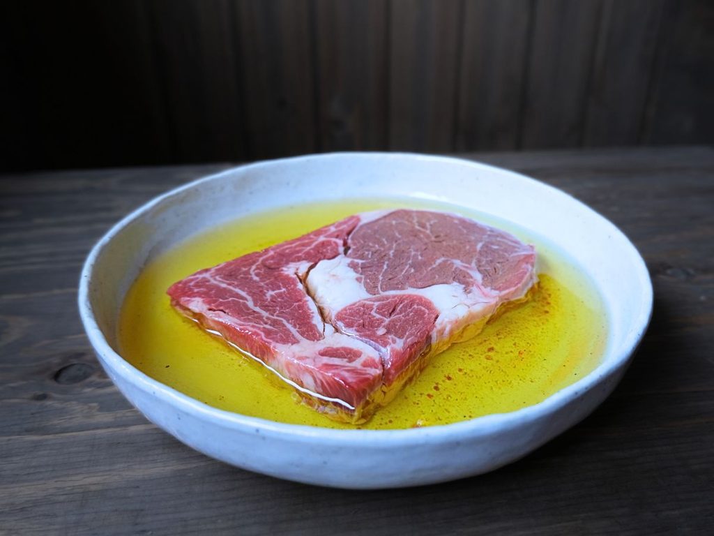 解凍後に常温へ戻したアルゼンチン産牛肉リブロース