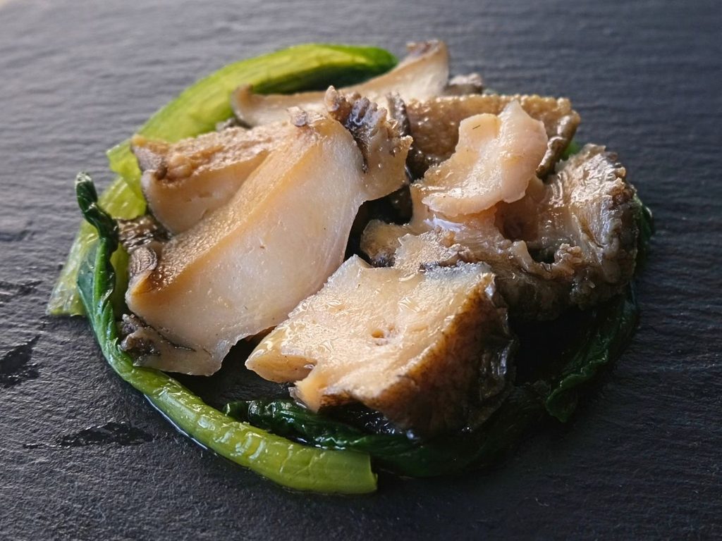 Oisix「本格中華オードブル 慶華2026」の鮑の旨味スープ蒸しをチンゲン菜と一緒に盛り付けた様子