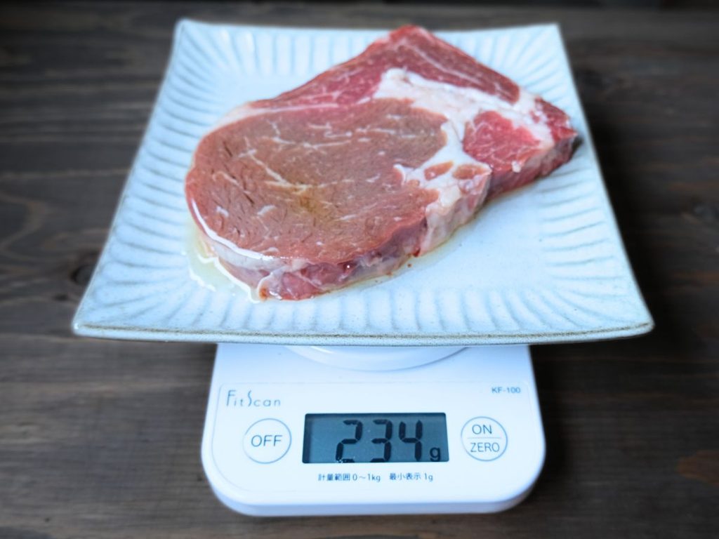 重さ約234g、厚さ約1.5cmのアルゼンチン産牛肉リブロース