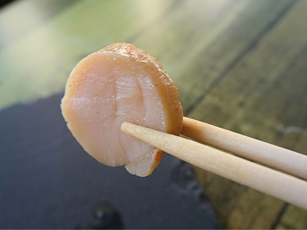 帆立貝のソテー 紹興酒の香りを箸で持ち上げた様子