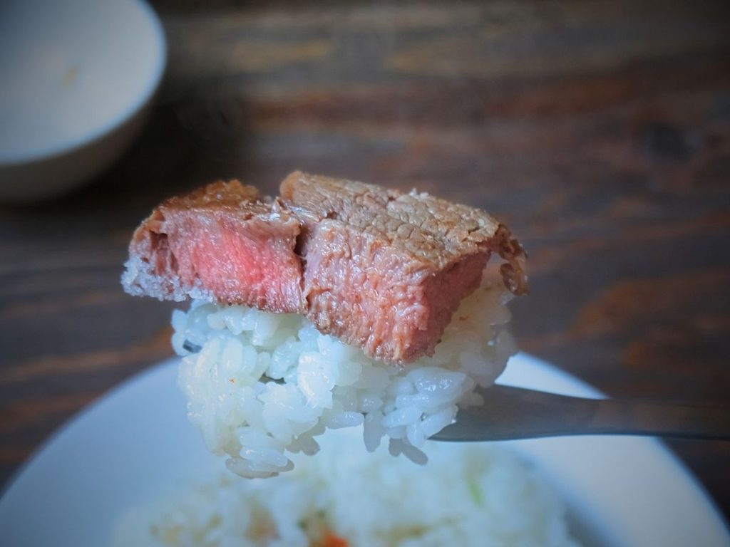塩で味わうアルゼンチン産牛肉リブロースとご飯