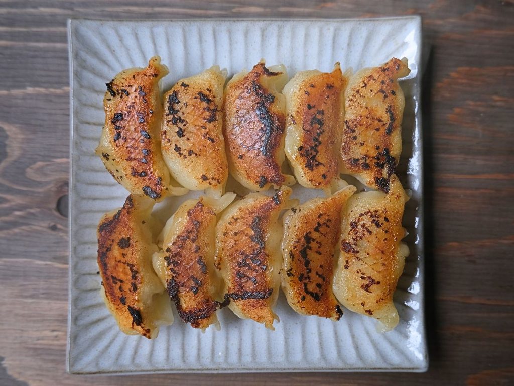 こんがり焼けた面を上にして盛り付けた魔法の焼き餃子10個