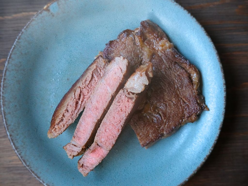 カットしたドン・ロッシのアルゼンチン産牛肉リブロースの断面と脂身