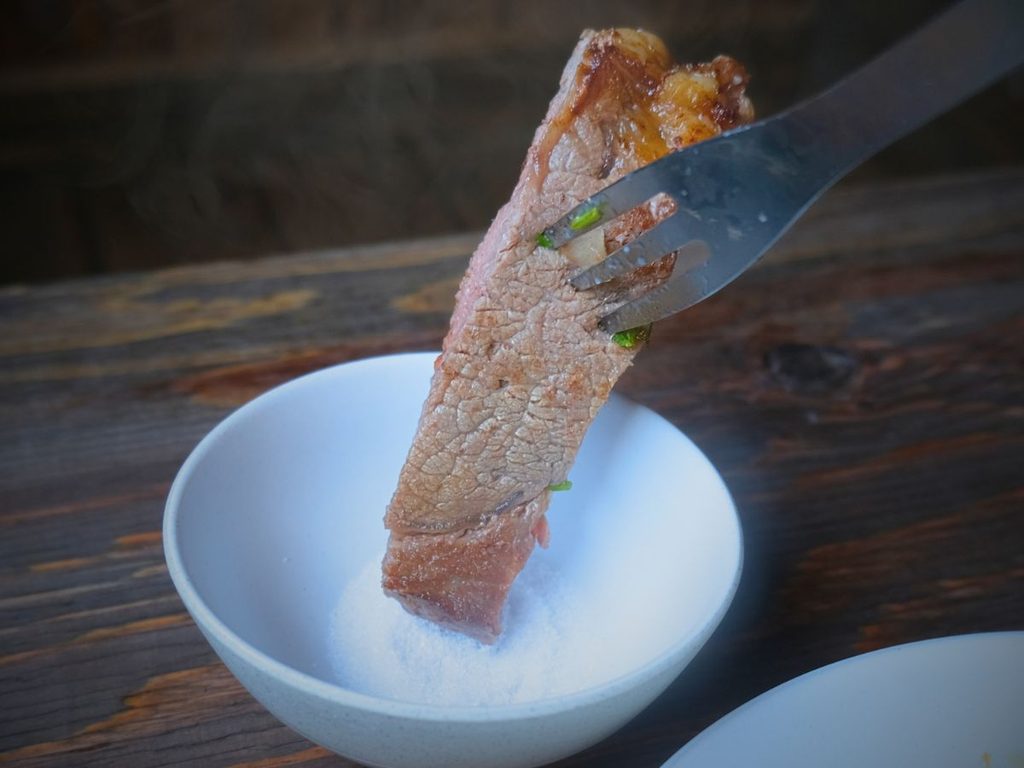 塩につけて食べるアルゼンチン産牛肉リブロース