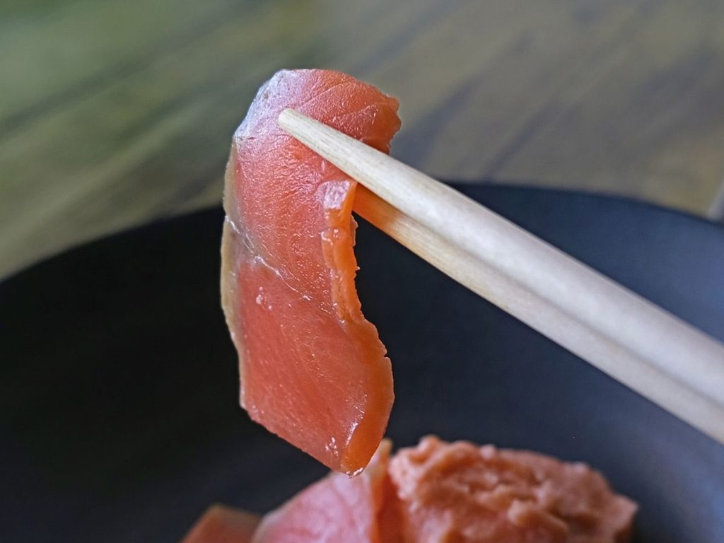 スモークサーモンを箸で持ち上げた様子
