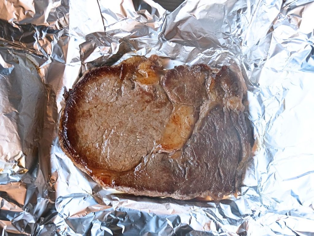 アルミホイルで5分休ませたアルゼンチン産牛肉リブロース