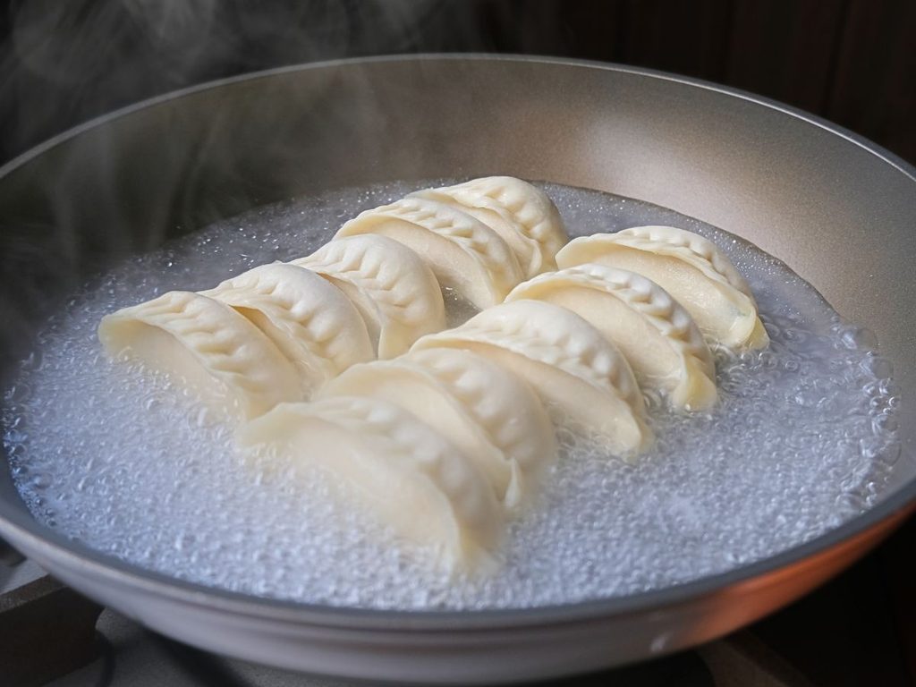 フライパンの水が完全に沸騰した魔法の焼き餃子