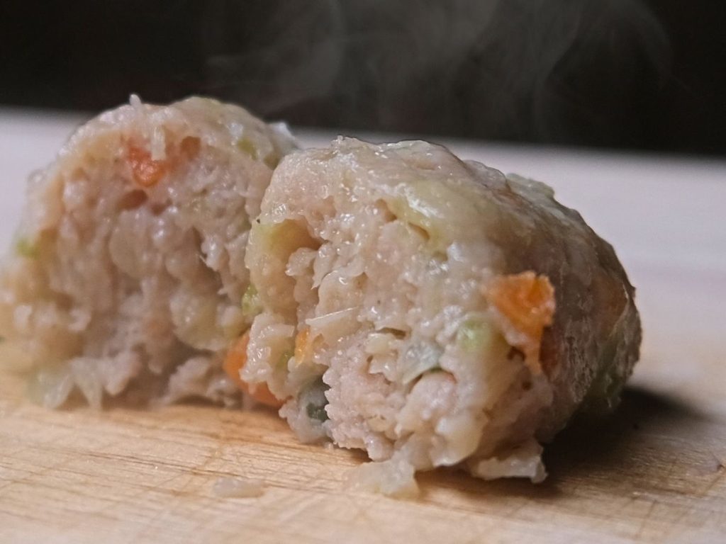 魔法の焼き餃子 糀タイプの豚肉と野菜が入った餡