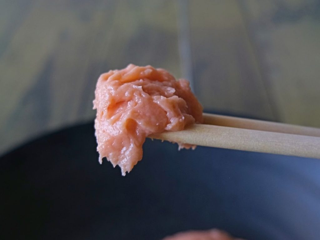 スモークサーモンのムースを箸で持ち上げた様子